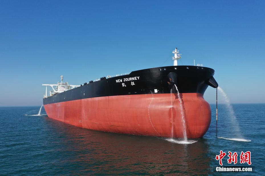 全球首艘超大型智能原油船在辽宁大连成功交付